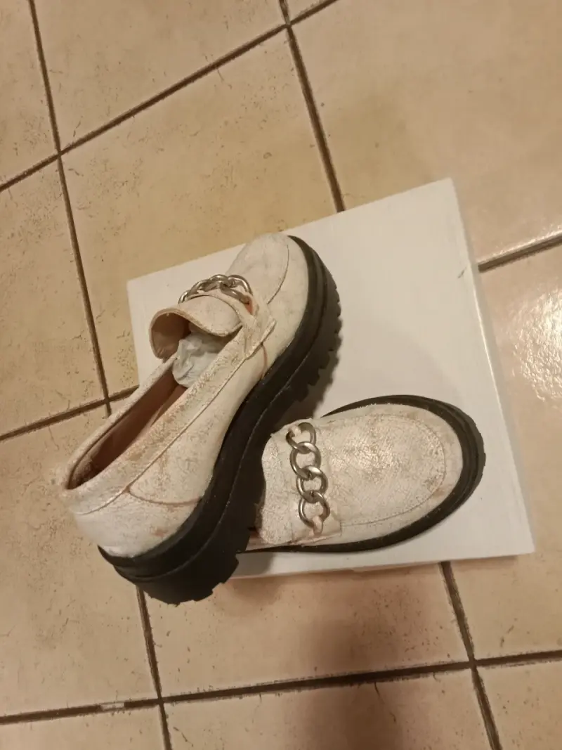 Mocasines blancos con cadena - 6