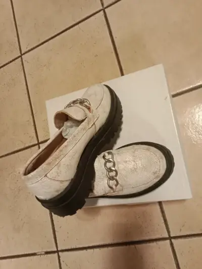Mocasines blancos con cadena - miniatura 6
