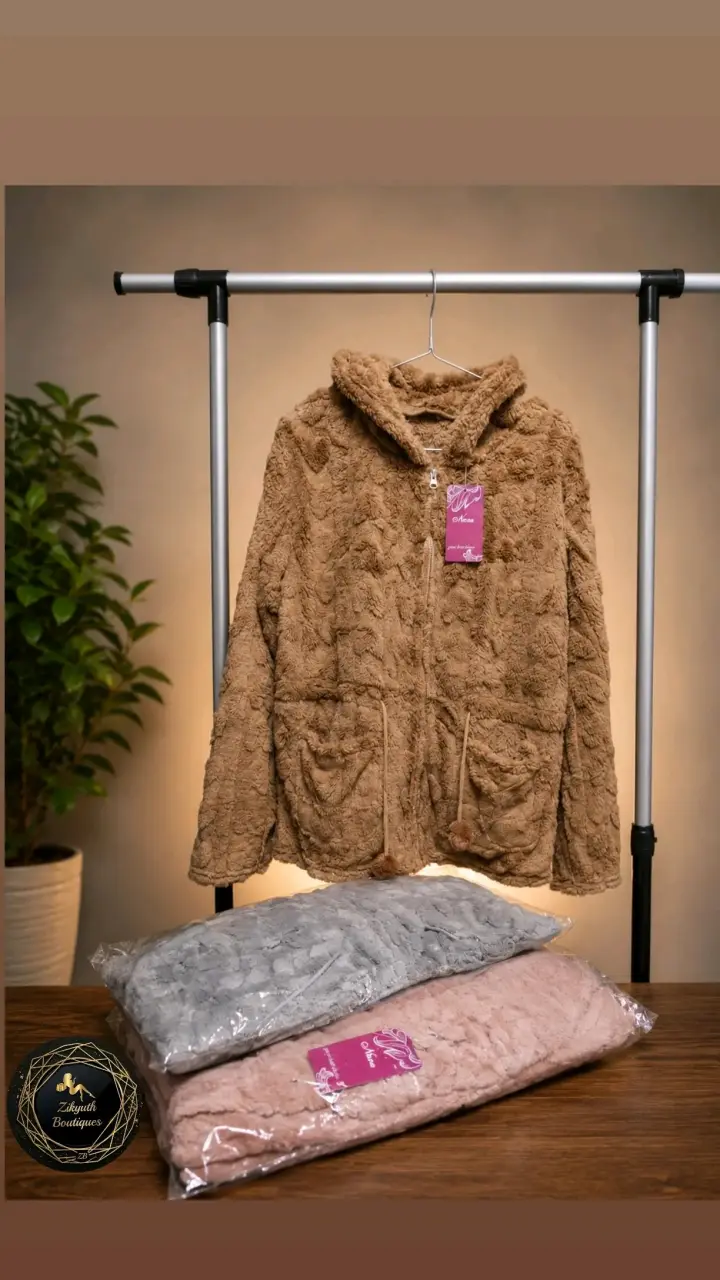 Chaqueta de peluche con capucha