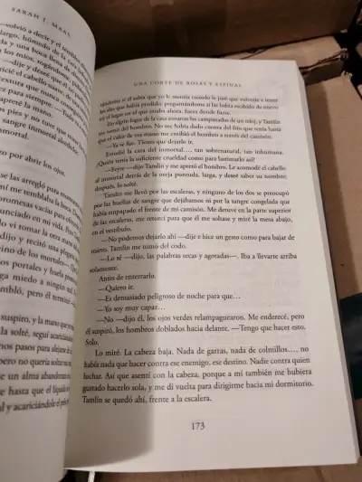 Libro 'Una Corte de Rosas y Espinas' - miniatura 2