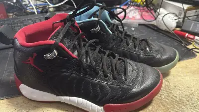 Zapatillas deportivas negras y rojas - miniatura 1