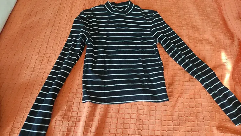Polera de rayas negro y blanco