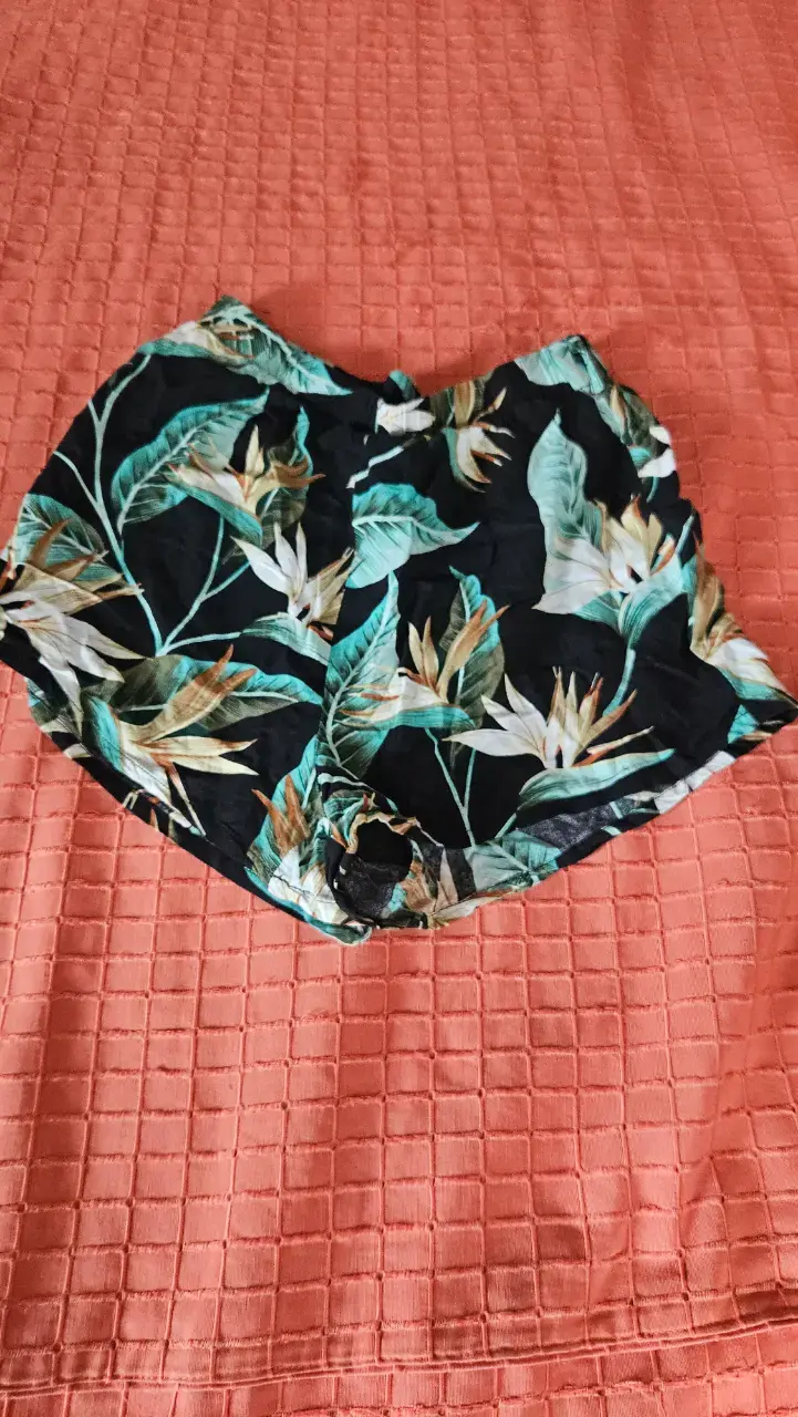Shorts con estampado tropical