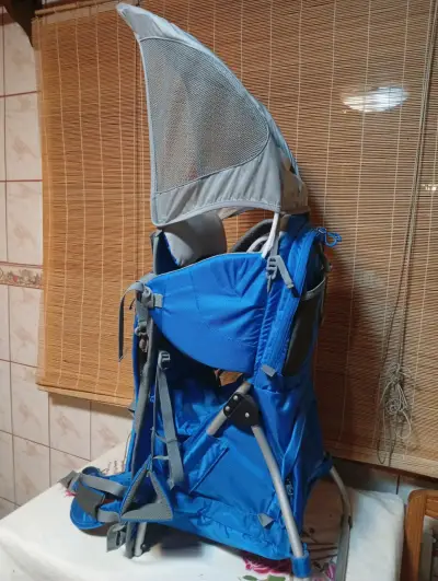 Mochila portabebé azul con toldo - miniatura 1