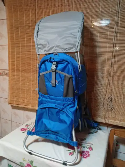 Mochila portabebé azul con toldo - miniatura 2