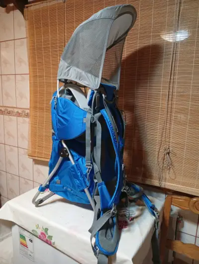 Mochila portabebé azul con toldo - miniatura 3