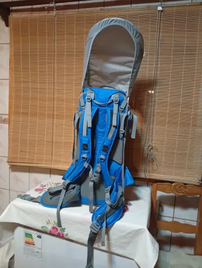 Mochila portabebé azul con toldo - miniatura 4