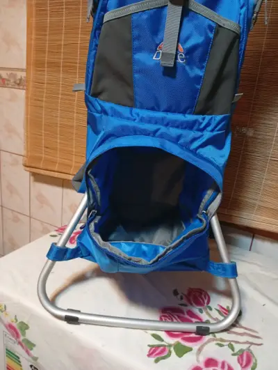 Mochila portabebé azul con toldo - miniatura 6