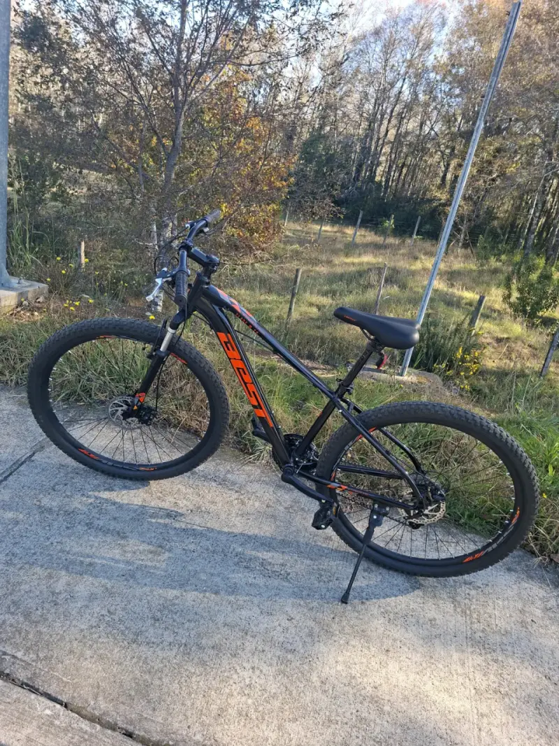 Bicicleta MTB negra y naranja Marca Best - 1