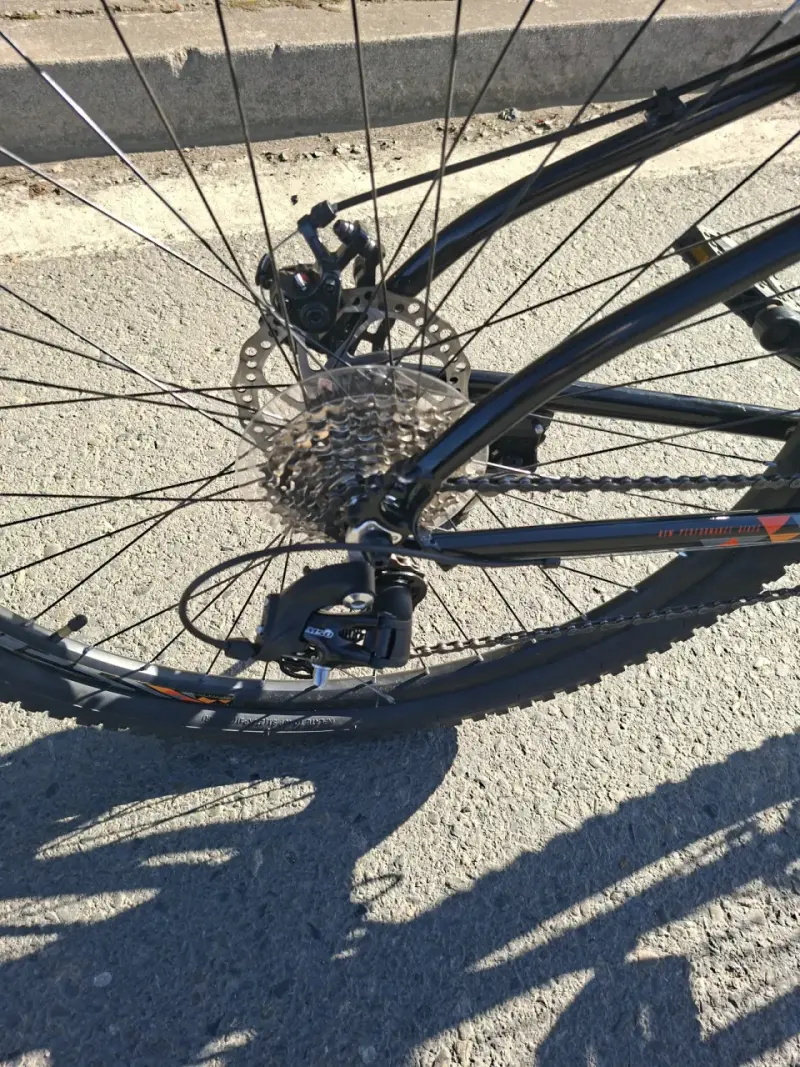 Bicicleta MTB negra y naranja Marca Best - 4