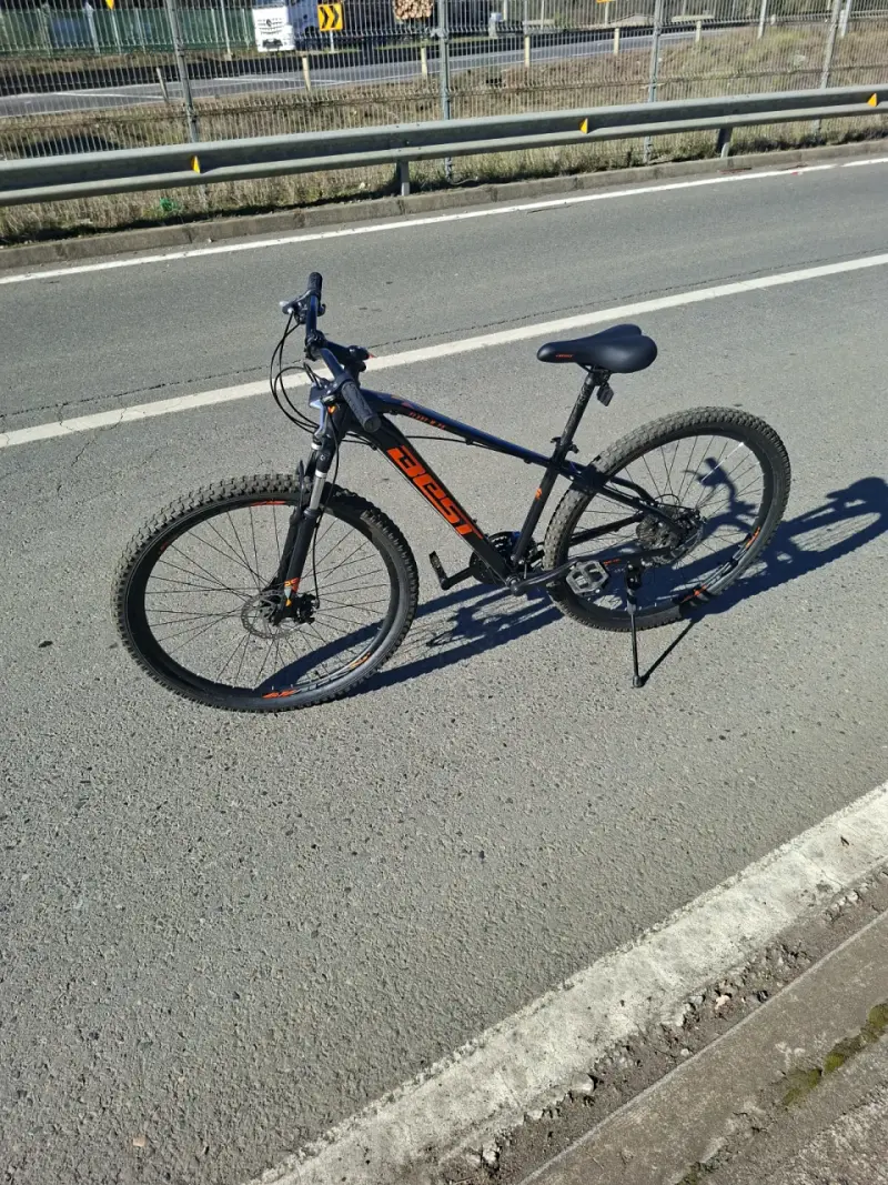 Bicicleta MTB negra y naranja Marca Best - 10