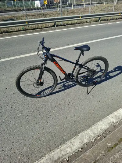 Bicicleta MTB negra y naranja Marca Best - miniatura 10