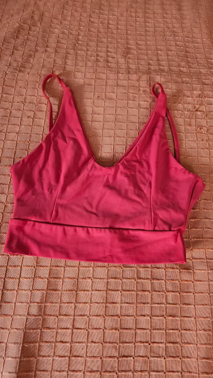 Top deportivo rojo