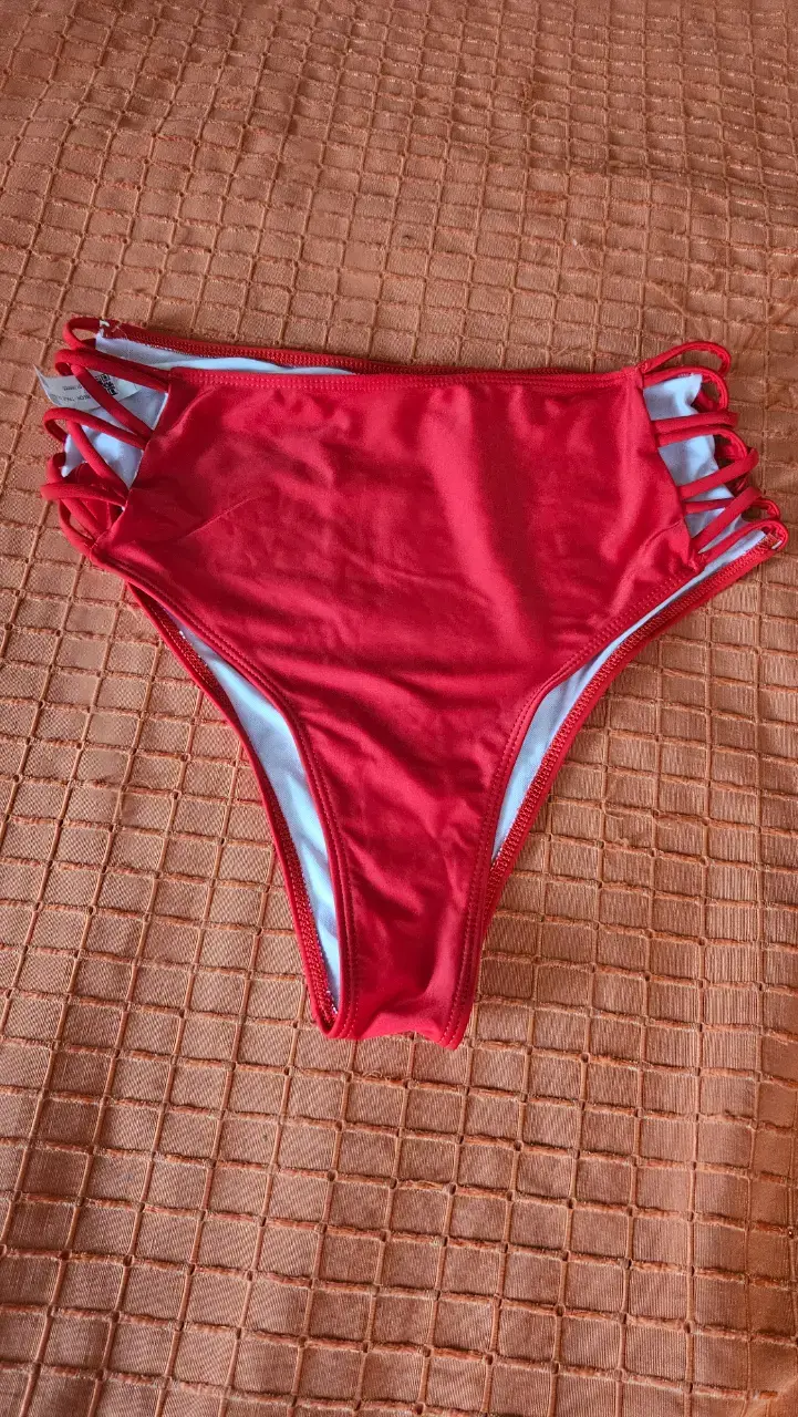 Calzón bikini rojo con tiras