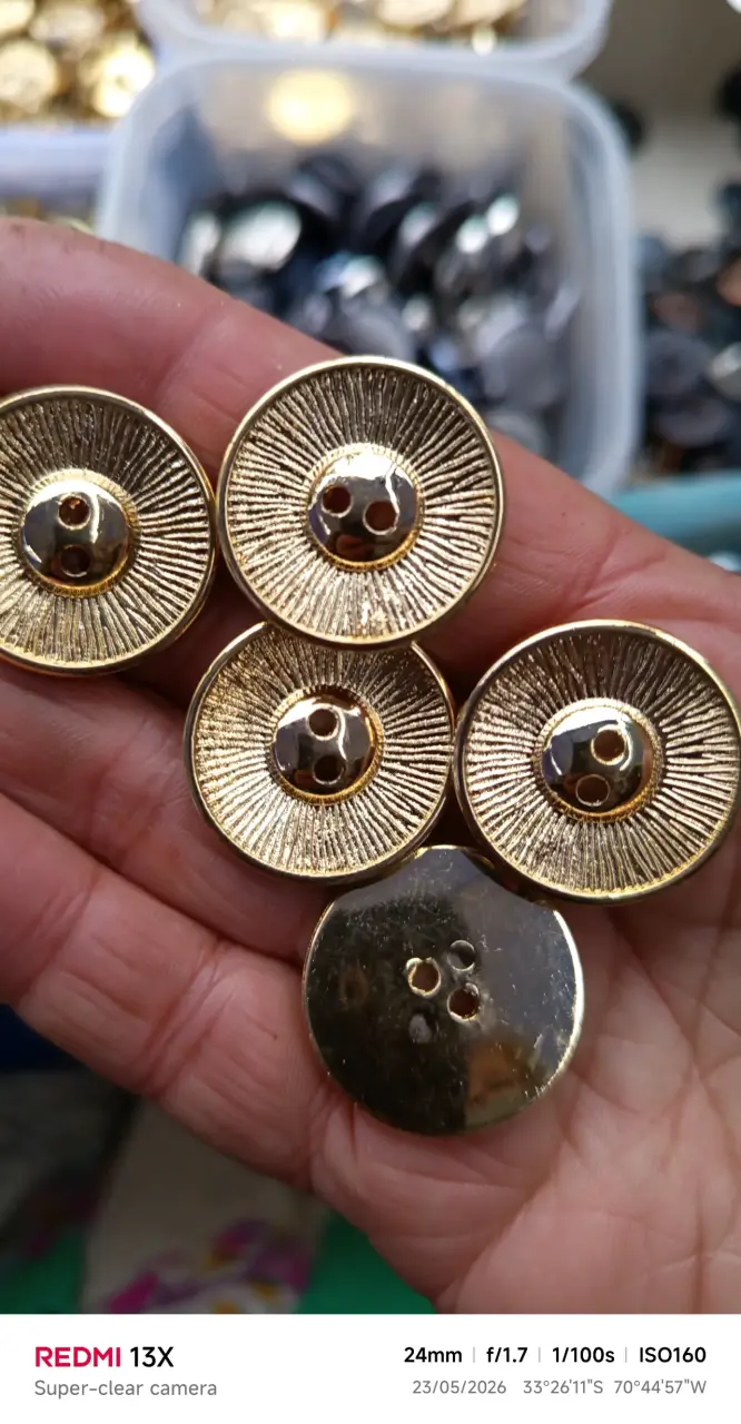 10 hermosos. Botones . De resina o metal - 6