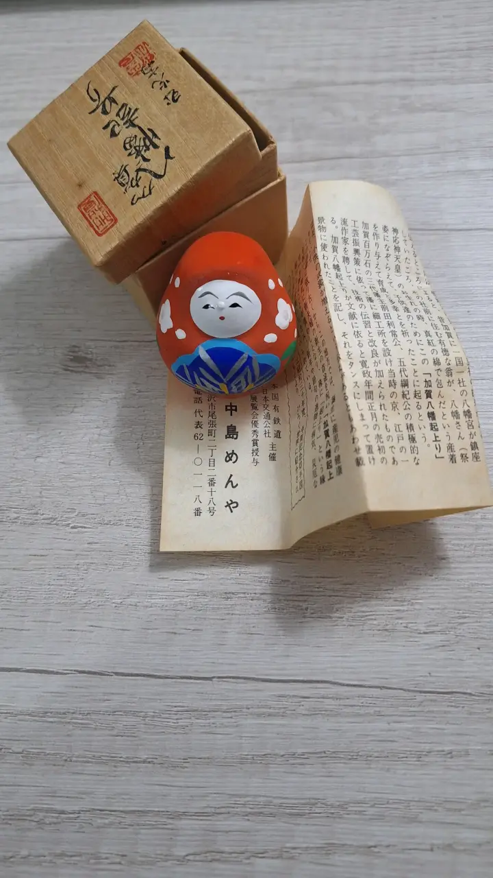 Muñeco daruma japonés en caja