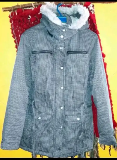 Chaqueta acolchada con capucha - miniatura 1