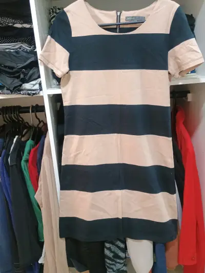 Vestido rayado beige y negro - miniatura 1