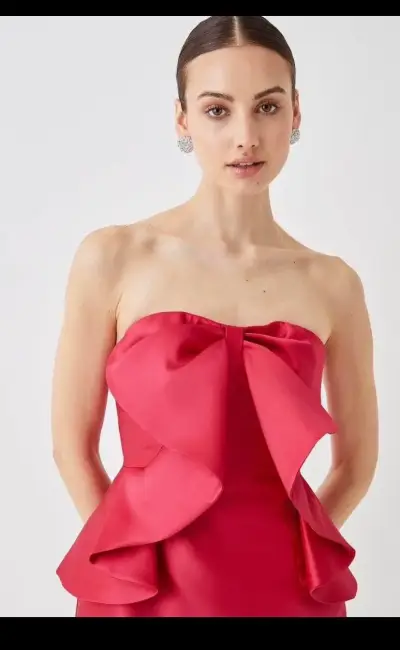 Vestido rojo strapless elegante - miniatura 1