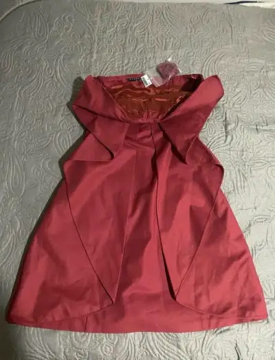 Vestido rojo strapless elegante - miniatura 4