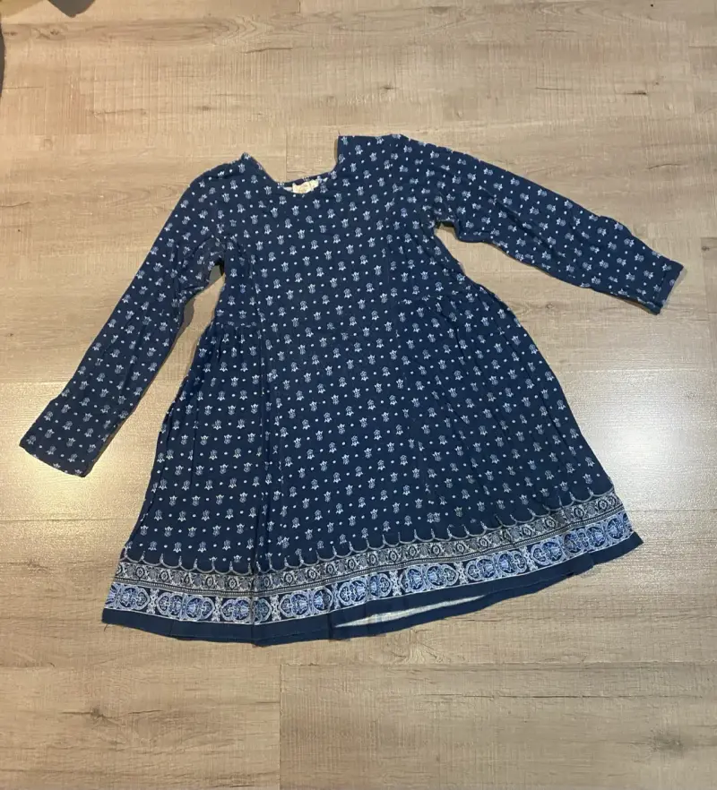 Vestido azul con estampado floral