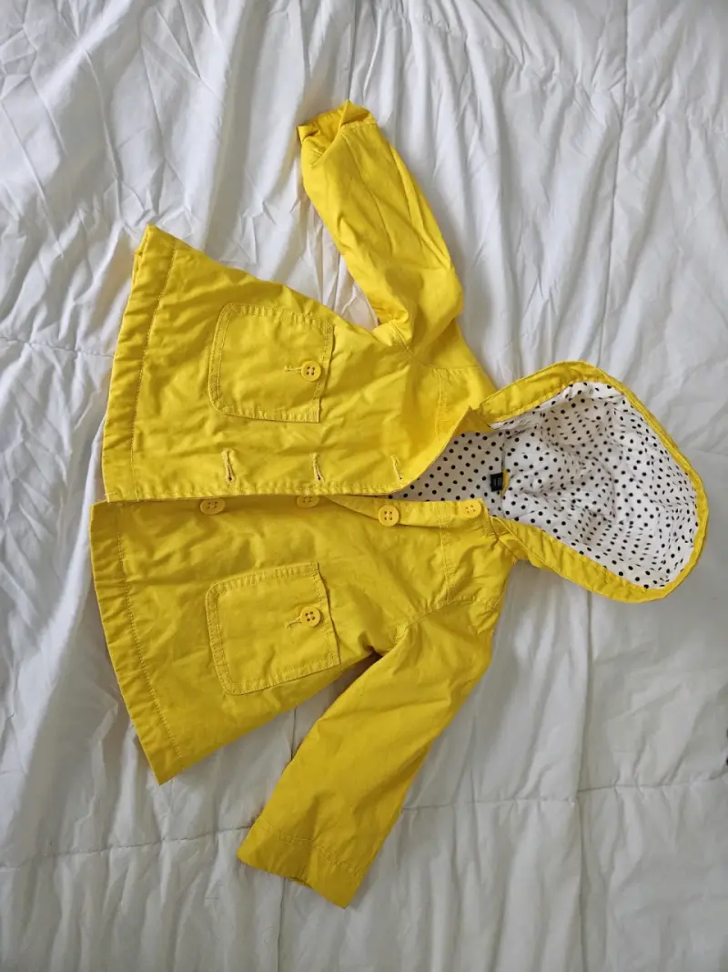Abrigo amarillo niña con capucha - 1