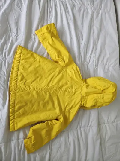 Abrigo amarillo niña con capucha - miniatura 2