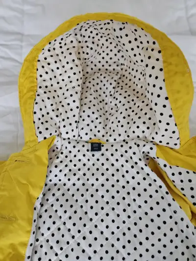 Abrigo amarillo niña con capucha - miniatura 3