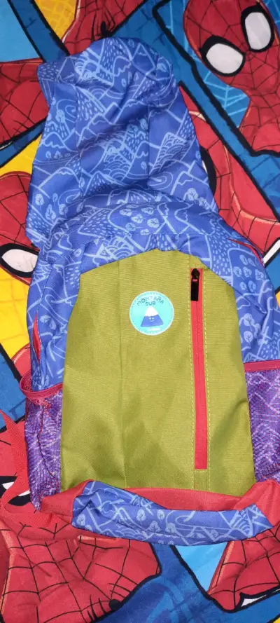 Mochila azul con gorro - miniatura 3
