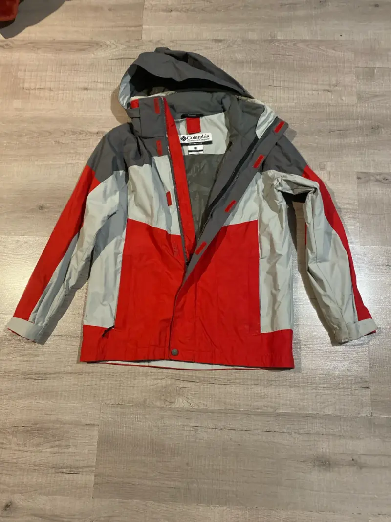Chaqueta impermeable Columbia gris y roja - 1
