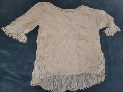 Blusa beige con detalles de encaje - miniatura 1