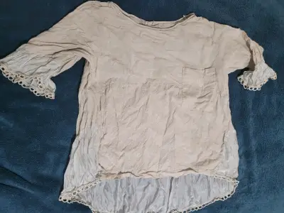 Blusa beige con detalles de encaje - miniatura 2