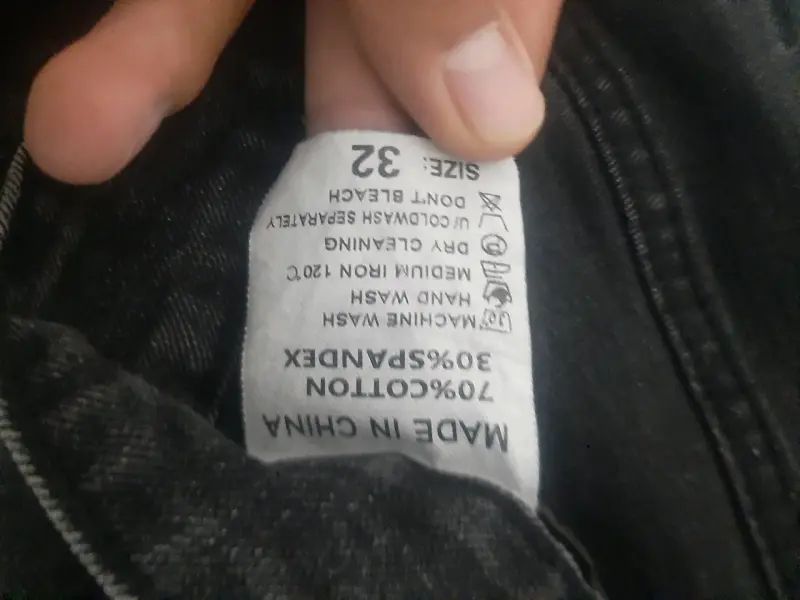 Shorts de mezclilla rotos negros - 4