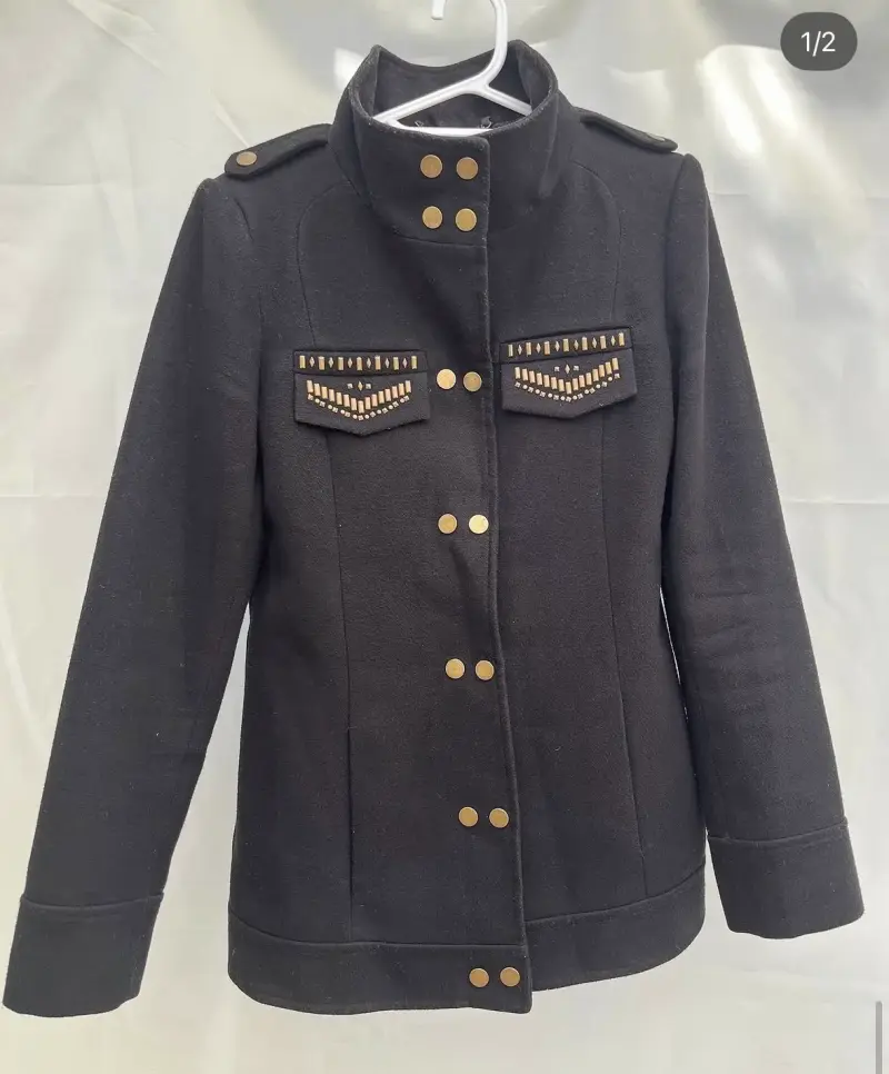Chaqueta negra con botones dorados