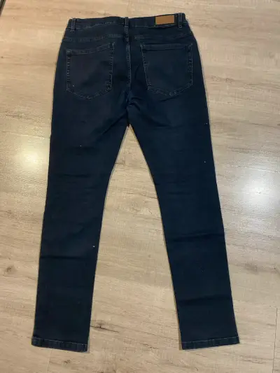 Jeans oscuros de mezclilla - miniatura 3
