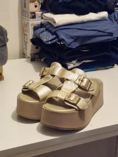 Sandalias doradas con plataforma Barbados talla 37 - miniatura 2