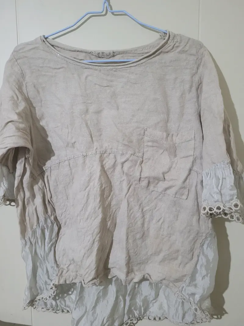 Blusa beige con detalles de encaje - 4