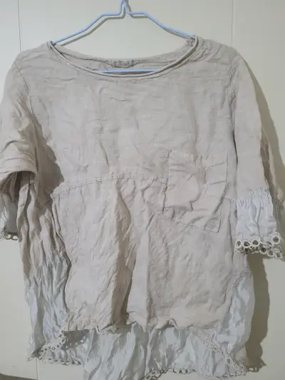 Blusa beige con detalles de encaje - miniatura 4