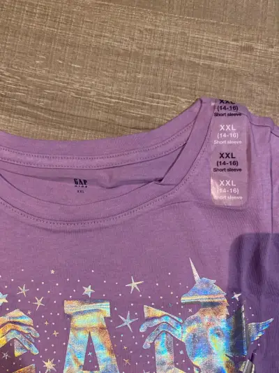 Polera GAP morada con unicornios - miniatura 2