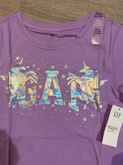 Polera GAP morada con unicornios - miniatura 3