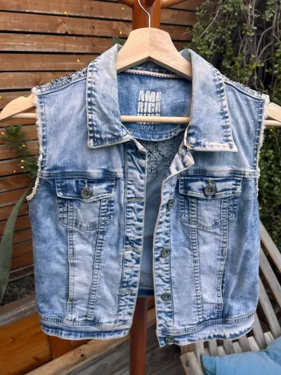 Chaqueta de mezclilla bordada sin mangas. - miniatura 1