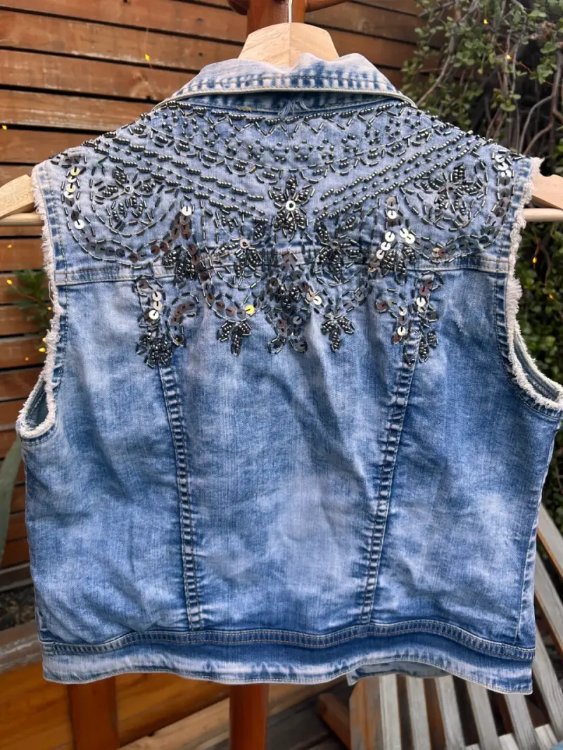 Chaqueta de mezclilla bordada sin mangas. - 2