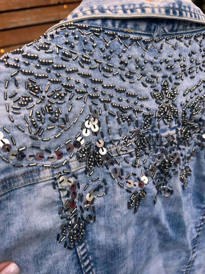 Chaqueta de mezclilla bordada sin mangas. - 3