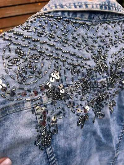 Chaqueta de mezclilla bordada sin mangas. - miniatura 3