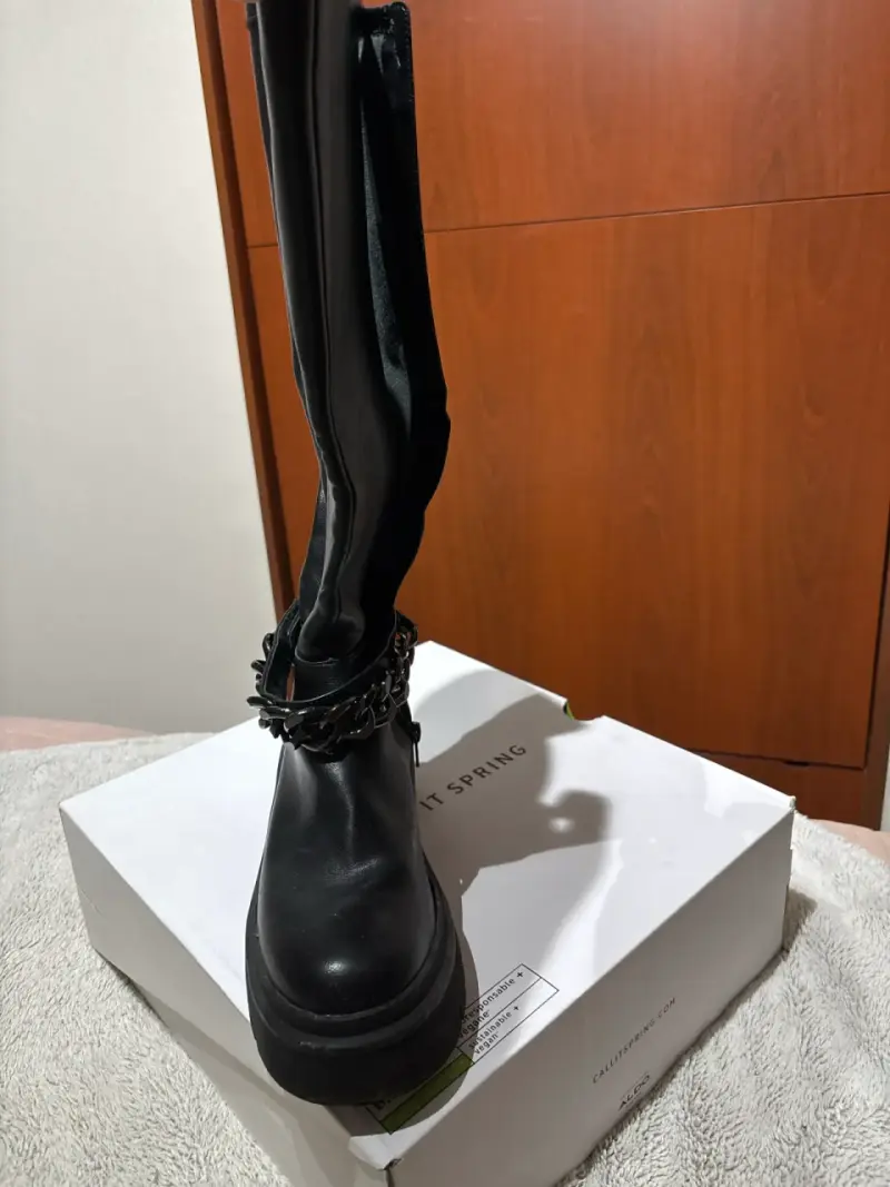Bota negra alta con cadena - 1
