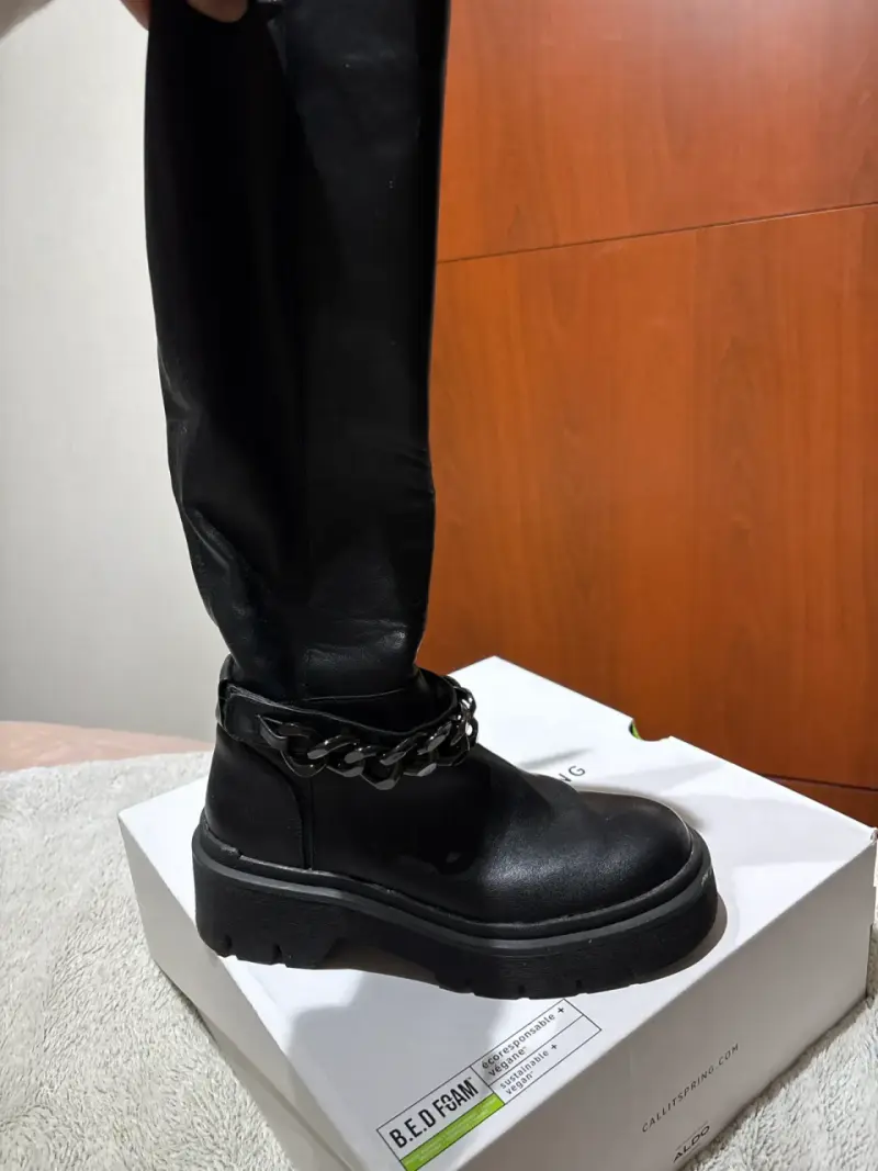 Bota negra alta con cadena - 2