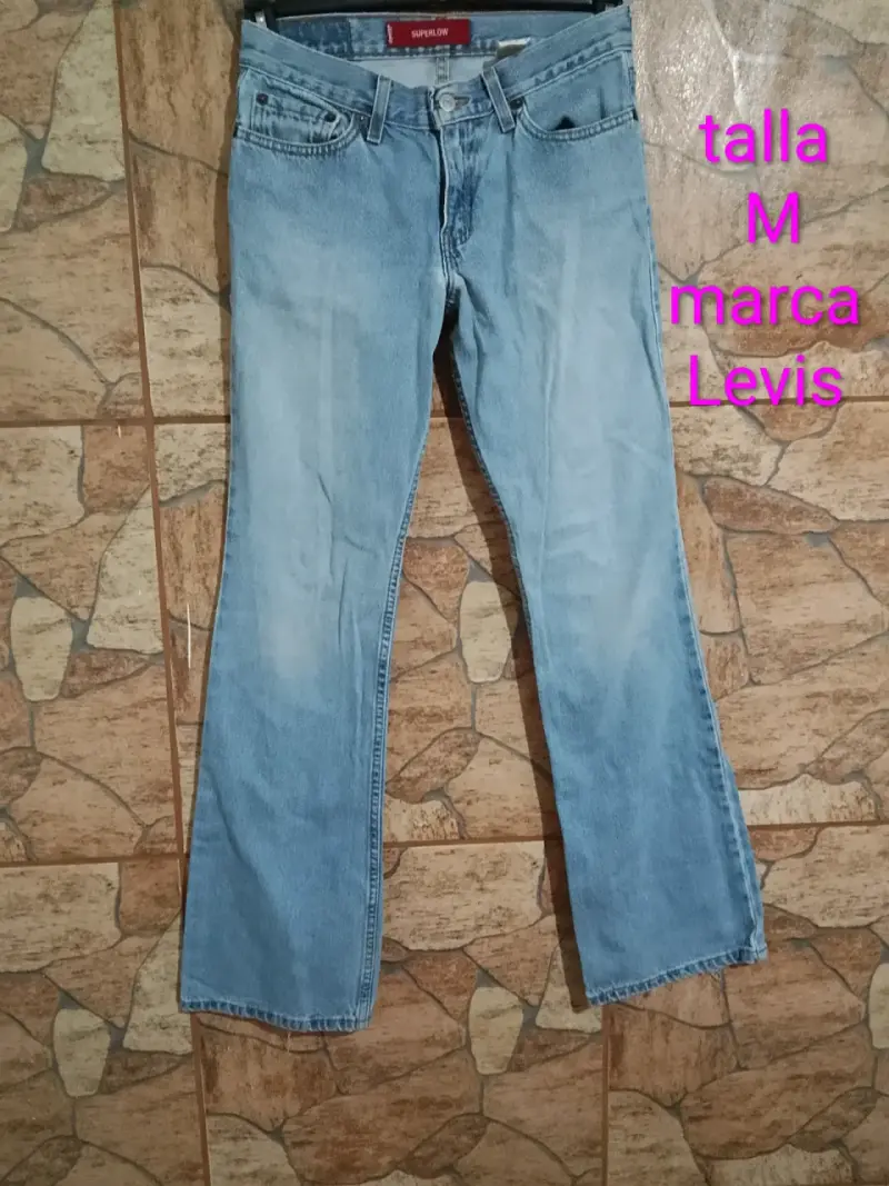 Jeans Levis celestes talla M - 1