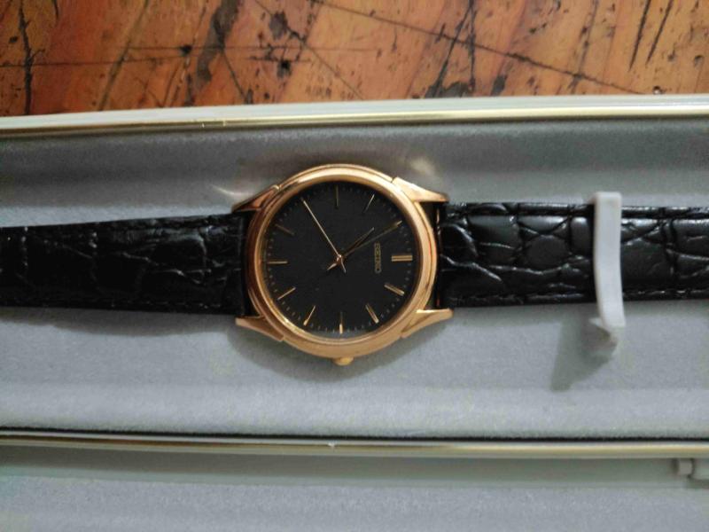 Reloj dorado con correa negra - 1