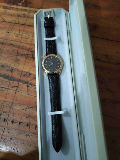 Reloj dorado con correa negra - miniatura 2