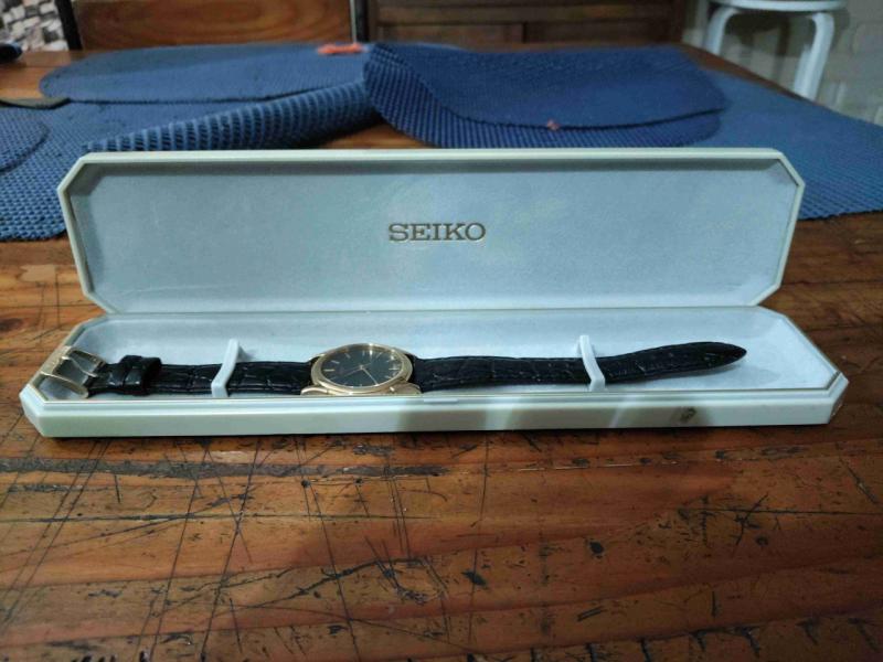 Reloj dorado con correa negra - 3